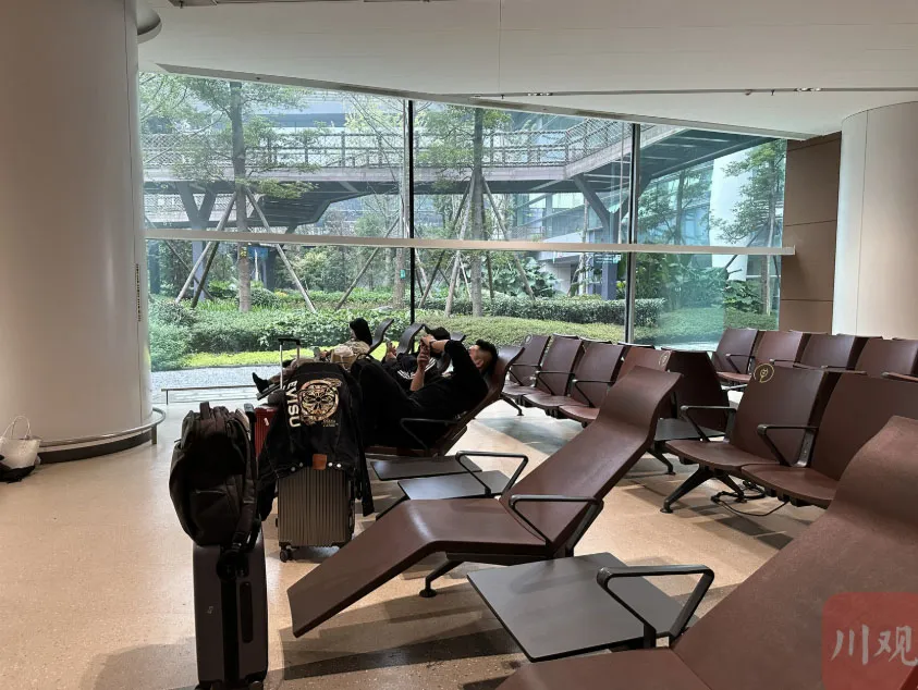 Free overnight rest zones with ergonomic chairs at Chengdu Tianfu International Airport