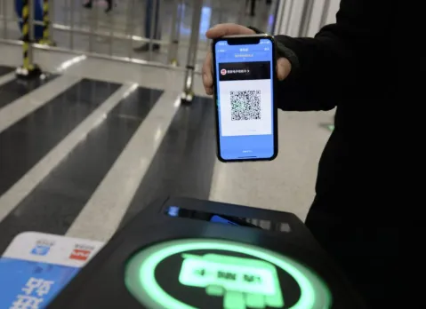 Using Alipay mobile payment QR code for Xian Metro foreigner guide