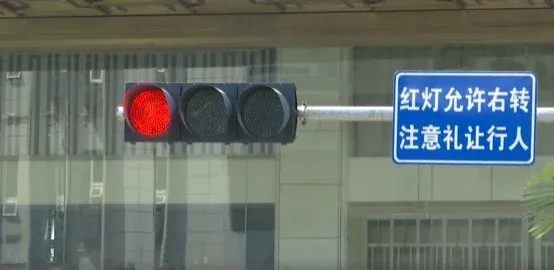 Traffic light rules in China: turning right on a red circular light versus a red arrow